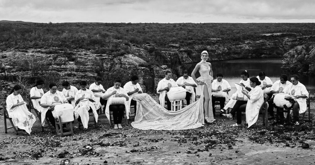 Rendeiras do Nordeste que trabalham com a estilista Martha Medeiros: com status de alta-costura, trabalhos manuais chegam ao exterior