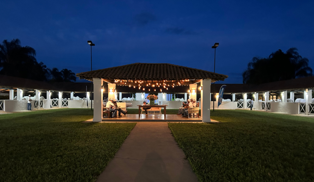 Área externa Leilão Noite do Nelore Nacional na 90ª Expozebu (MG) | Foto: Larissa Bezerra