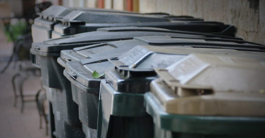 Imagem mostra caçambas de lixo enfileiradas