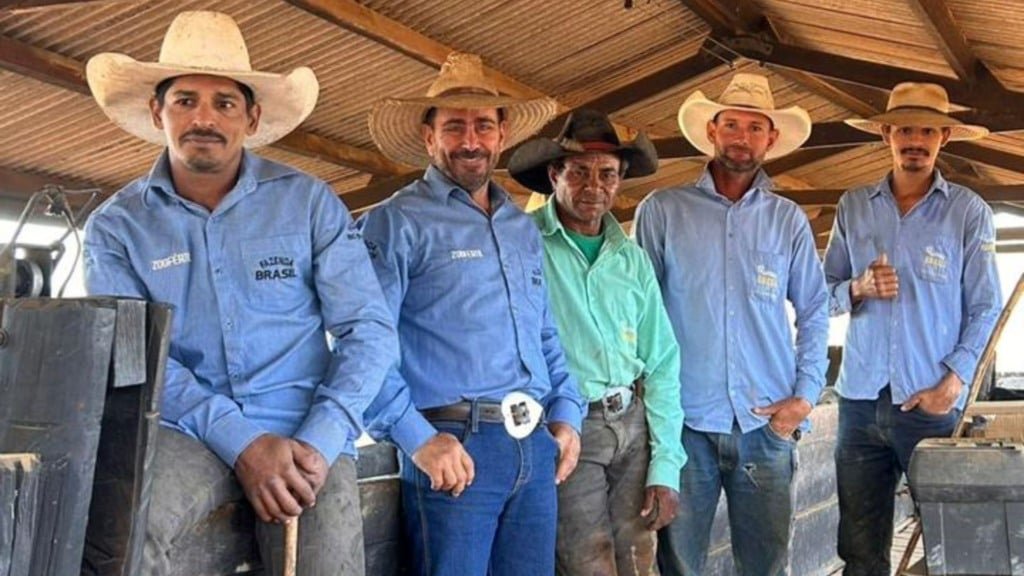 Paulo Henrique e a equipe da fazenda. Foto: Divulgação