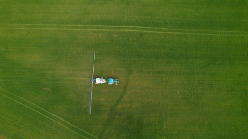 Trator em aplicação na lavoura. Foto: Canva