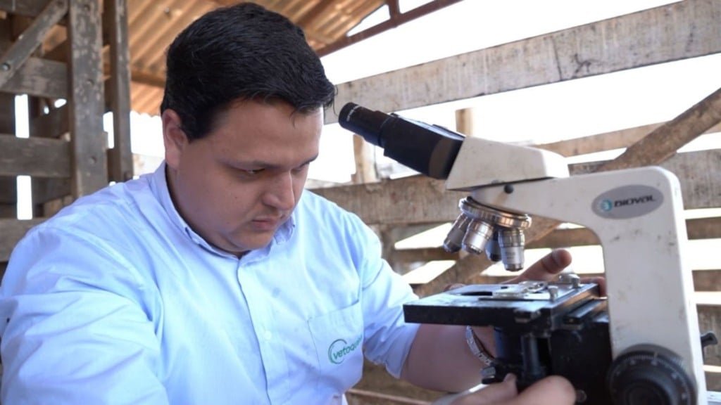 Análise de fezes dos animais para identificação de vermes. Foto: Reprodução