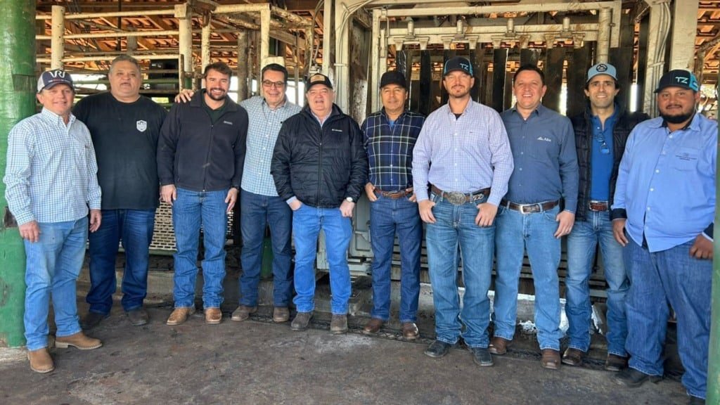 Jorginho Biasi (5º da esq. para dir.) juntamente com a equipe da fazenda e demais técnicos e consultores da Três Pontes. Foto: Divulgação