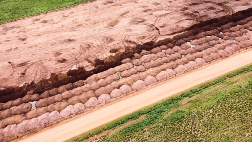 Vista aérea da alimentação a ser distribuída para o gado na fazenda Nova Piratinga. Foto: Reprodução/Giro do Boi
