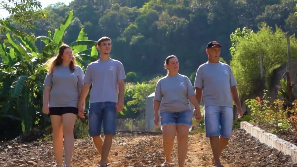 Com dois aviários automatizados em Santa Catarina, a família Fuelber completa 40 anos na avicultura e aposta na sucessão