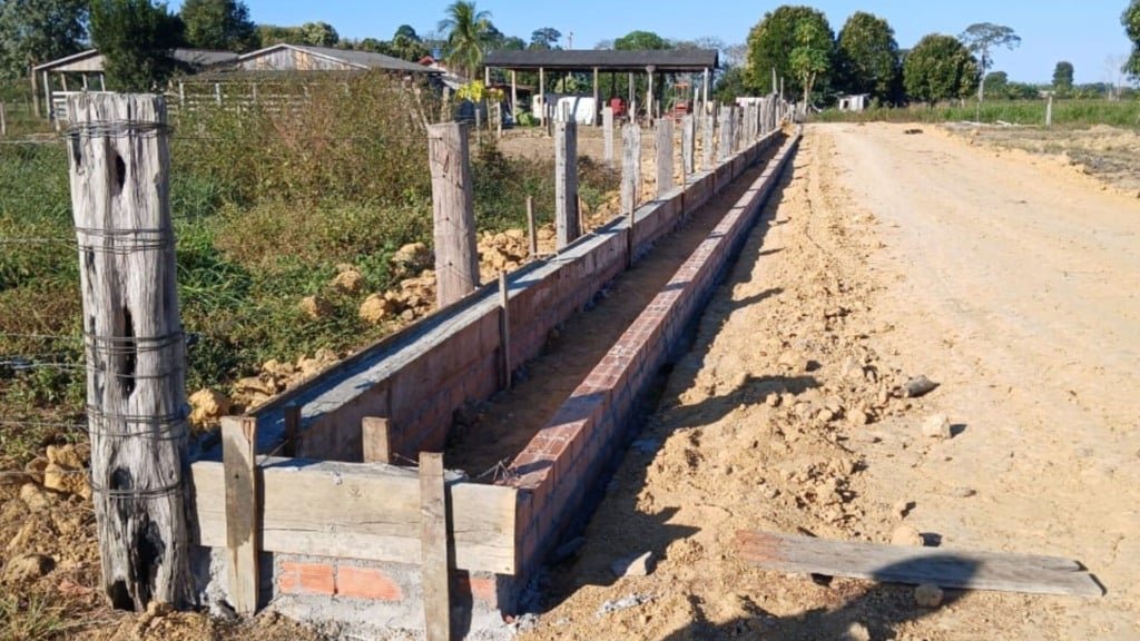 Detalhe do cocho de alimentação do gado no confinamento. Foto: Ezequias Freitas/Friboi de Ariquemes (RO)