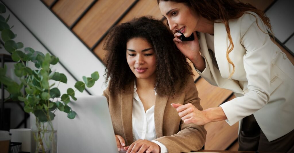 Mulheres trabalhando no escritório de uma empresa
