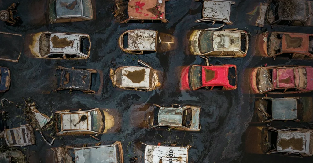 Carros sob a lama, durante enchentes de Porto Alegre em 2024