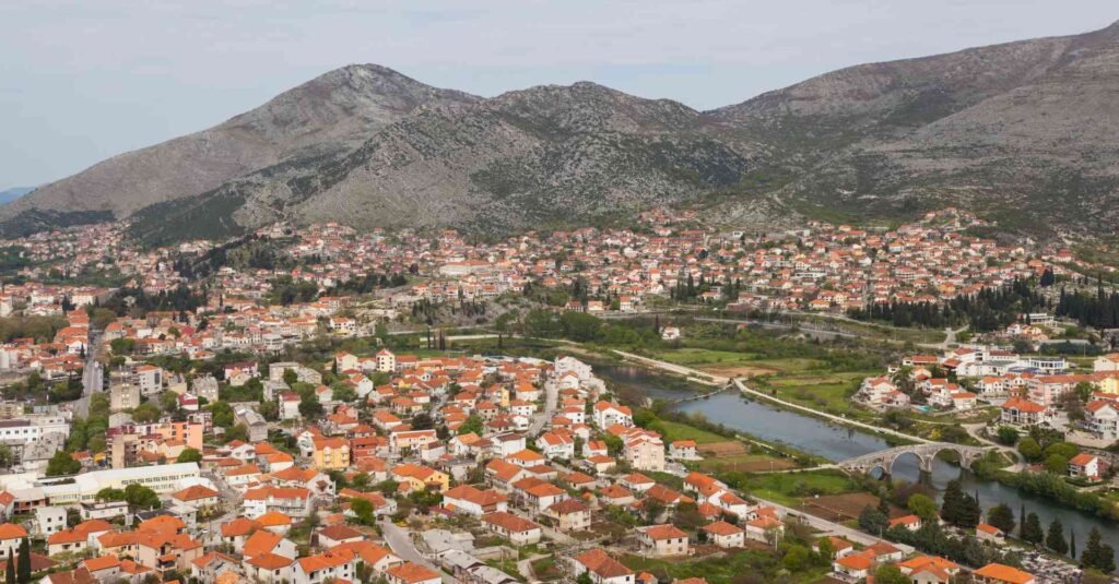 Trebinje, na Bósnia e Herzegovina: um dos projetos-piloto para o turismo sustentável Diego Delso/Creative Commons
