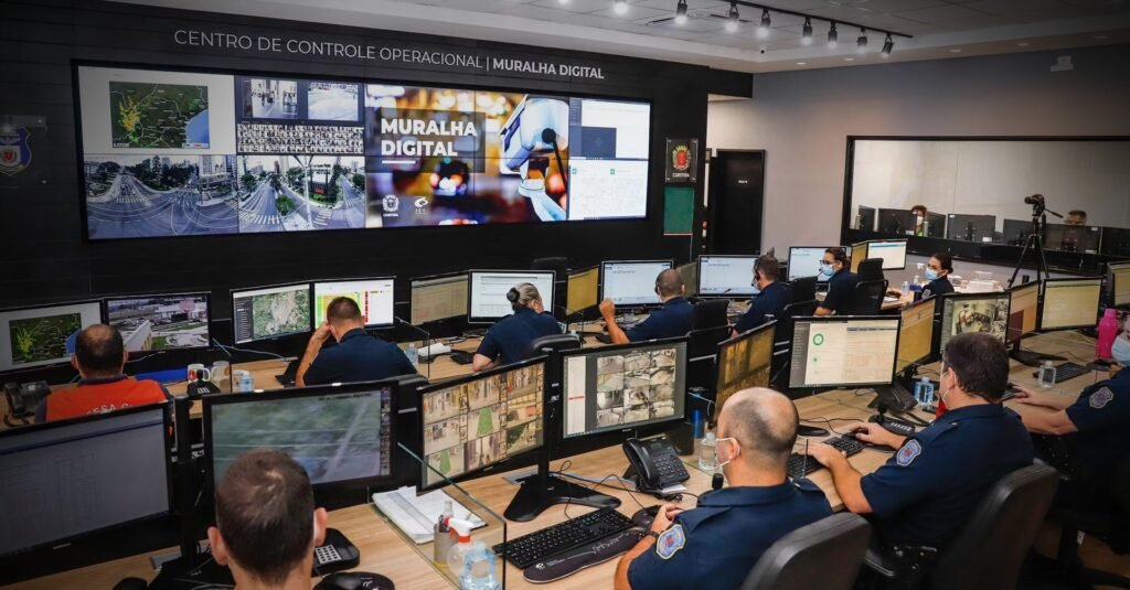Centro de Controle Operacional da Muralha Digital de Curitiba, com o mural de telas (“videowall”) ao fundo