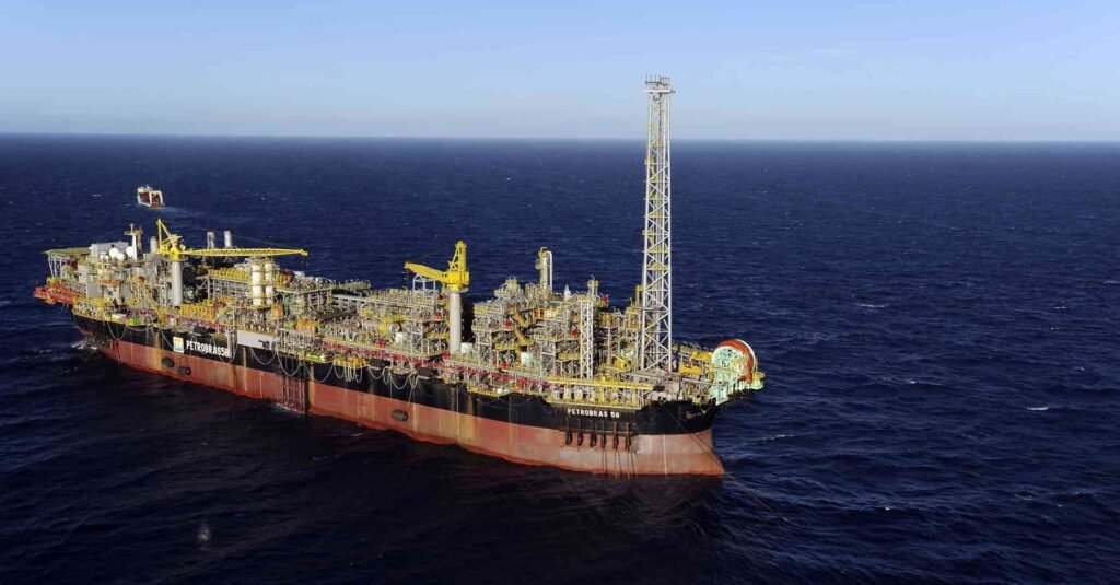 Plataforma de petróleo na Bacia de Campos, RJ
