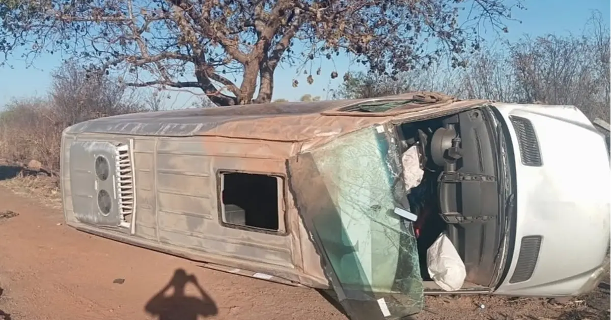 acidente com van de passageiros, BR-242, Barreiras, Crisópolis, Bahia