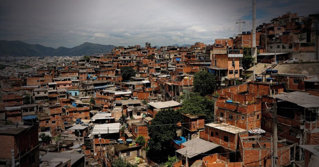 Complexo do Alemão, no Rio de Janeiro: o verde é uma paisagem distante
