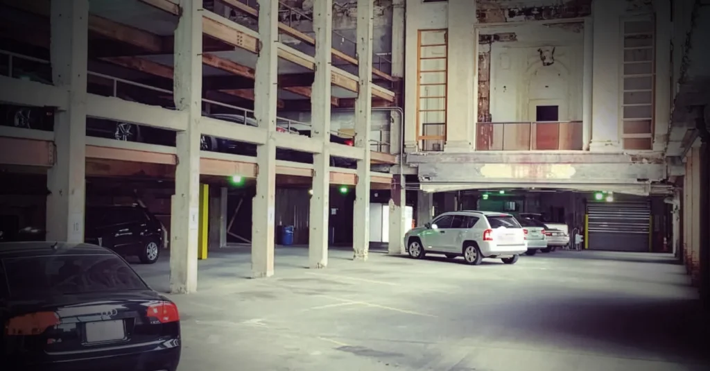 Teatro transformado em estacionamento nos Estados Unidos