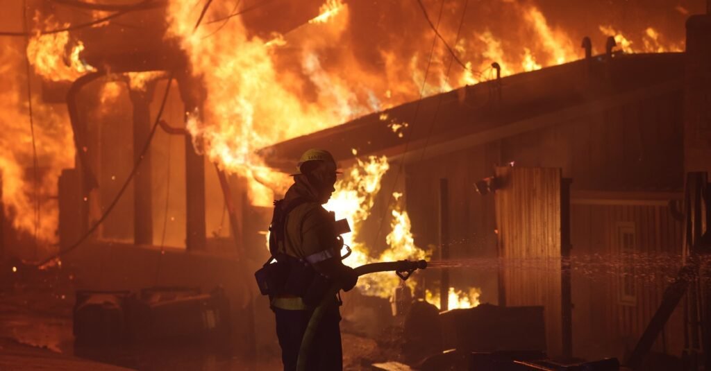 O incêndio de Palisades foi o mais devastador já registrado na Califórnia, e o evento ambiental mais caro, com perdas econômicas de US$ 32 bilhões
