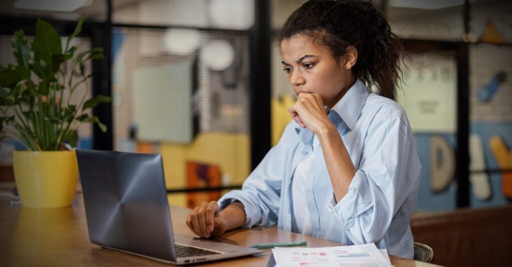 Mulher trabalhando concentrada em frente ao computador
