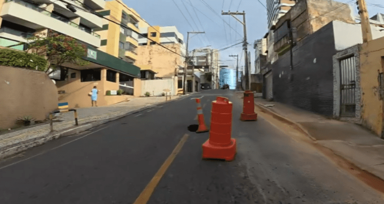 Buraco provoca lentidão na Avenida Cardeal da Silva, em Salvador