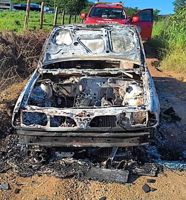 Barreiras: Corpo de Bombeiros atua em incêndio veicular na BR-242, região de Riachinho