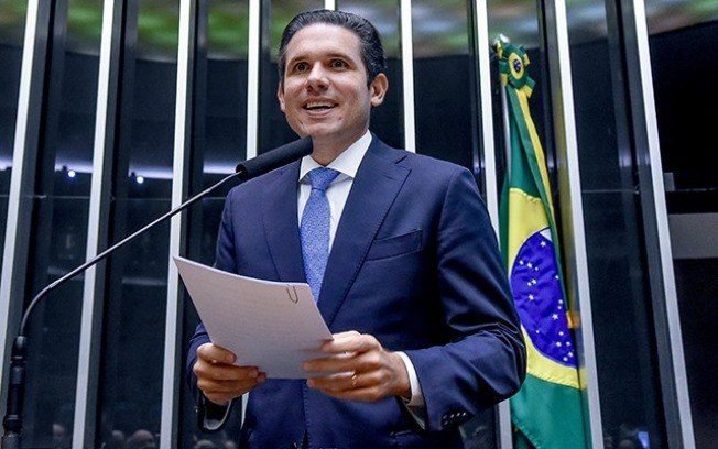 Fim da escala 6×1 pode ser votado em maio, diz Motta