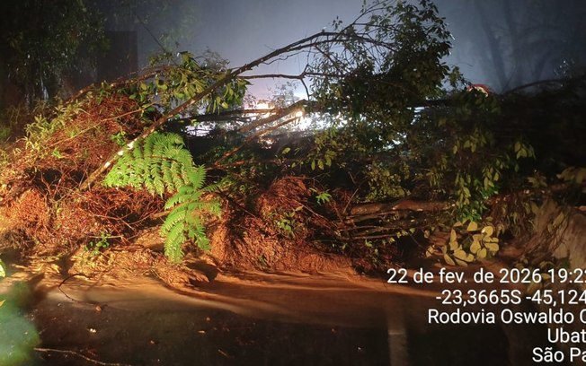 Chuvas e queda de barreira interditam rodovias do litoral de SP