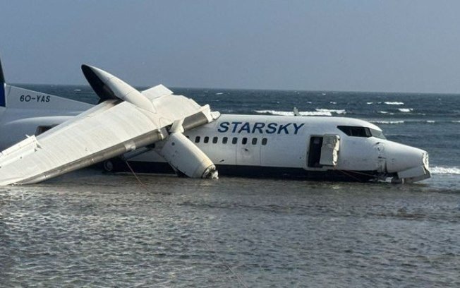 Avião com 55 passageiros sofre pane e cai após decolar na Somália