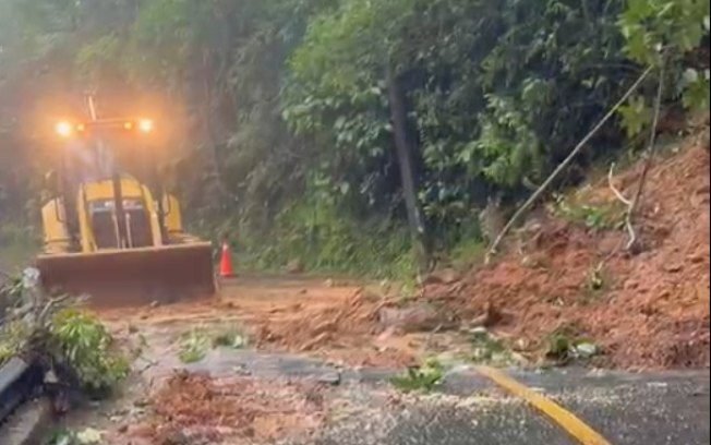 Após chuvas, serra é fechada no Litoral Sul de SP