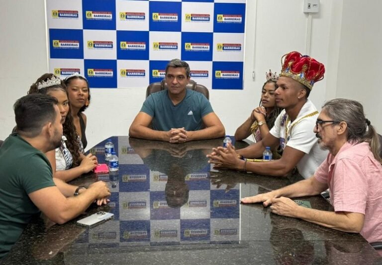 Em clima de carnaval, prefeito Otoniel Teixeira recebe Corte Momesca que comandará o Barreiras Folia 2026