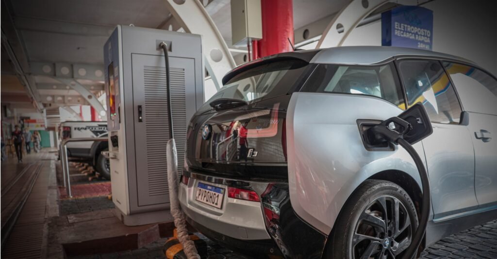 Estação de recarga de veículos elétricos em Brasília: embora o mercado brasileiro tenha crescido nos últimos anos, a infraestrutura de carregamento ainda é muito limitada fora de grandes centros urbanos