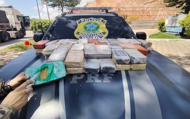 PRF e PF apreendem 53 kg de pasta base de cocaína na Dutra
