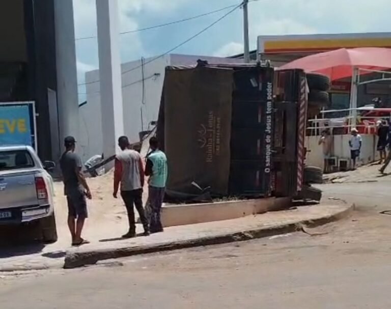 Correntina:Carreta tomba na área urbana