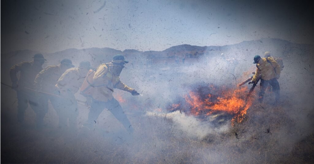 Bombeiros em treinamento de contenção de incêndios florestais em Cavalcante, Goiás. Em meio à crise climática, algumas atividades podem provocar ‘exaustão por calor’