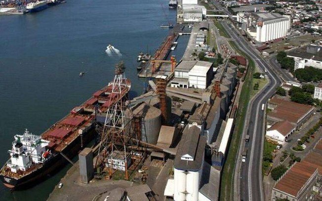 Caminhoneirosanunciam greve de 24 horas no Porto de Santos