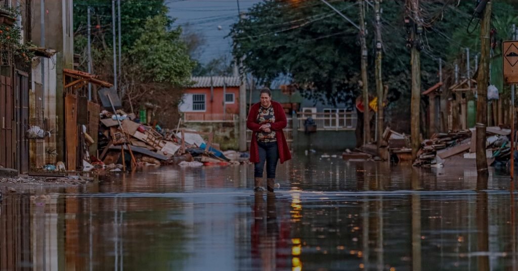 Rua alagada na Vila da Paz após chuvas e novas enchentes