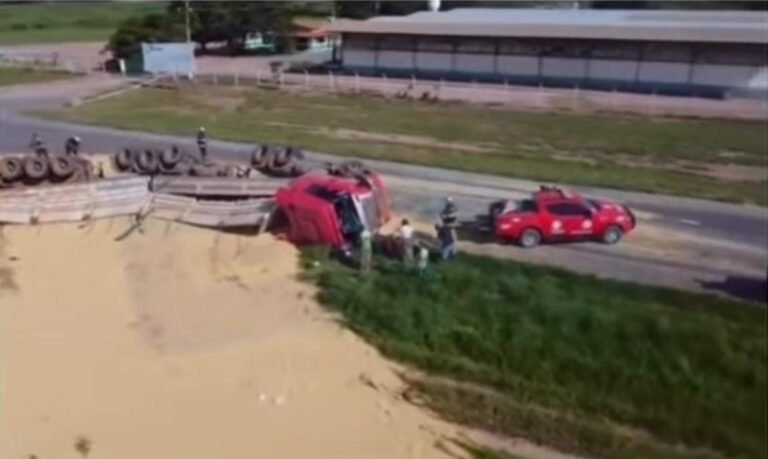 Pai e filho ficam feridos após tombamento de carreta na BR-242 entre barreiras e LEM.