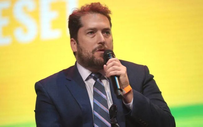 Moraes autoriza visita de assessor de Trump a Bolsonaro na prisão