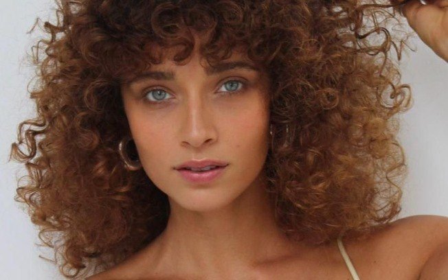 “Ser artista no Brasil é um ato de coragem”, diz Leticia Laranja