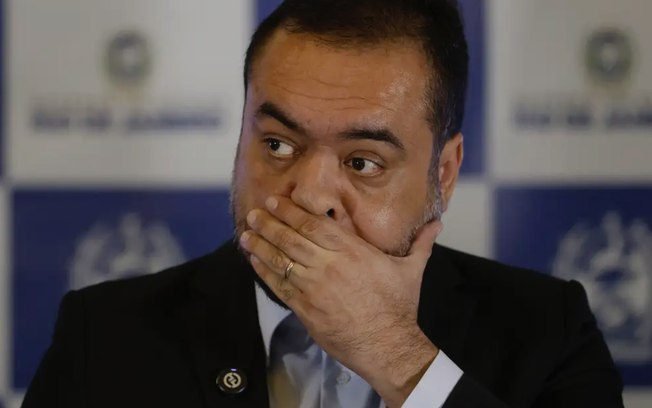 Castro ganha tempo no TSE