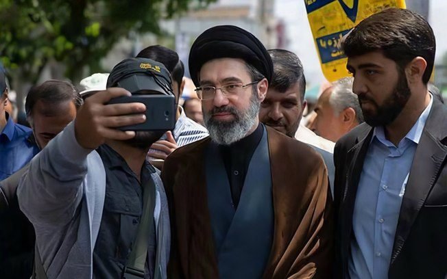 Irã escolhe filho de Ali Khamenei para liderança suprema do país
