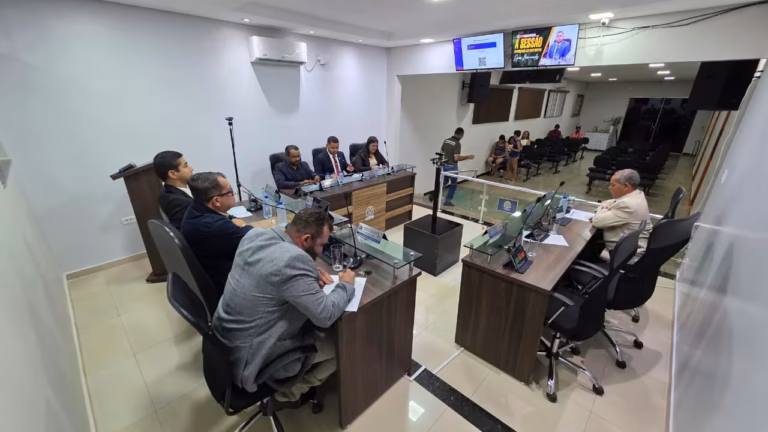 Presidente Rafael Saldanha parabeniza vereador Léo de Arizona por indicação inovadora: internet via satélite nos ônibus do transporte universitário para Barreiras