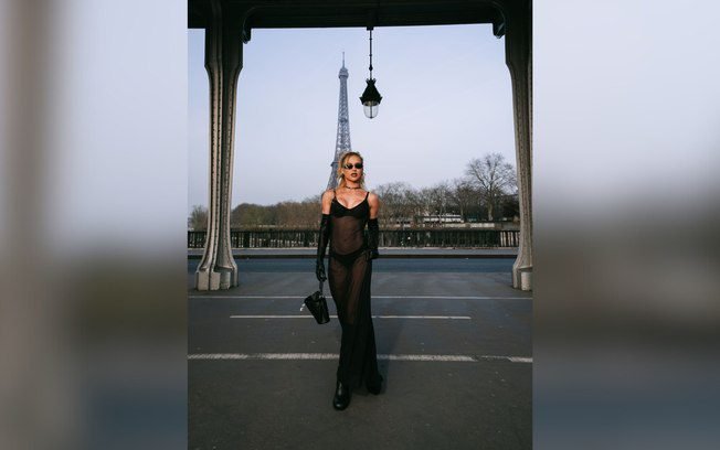 Virginia Fonseca brilha com look ousado em desfile da Balenciaga