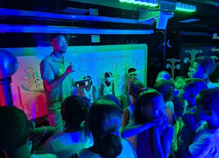 Estudantes da rede municipal de Barreiras participam de atividades interativas sobre energia em unidade móvel da Neoenergia Coelba