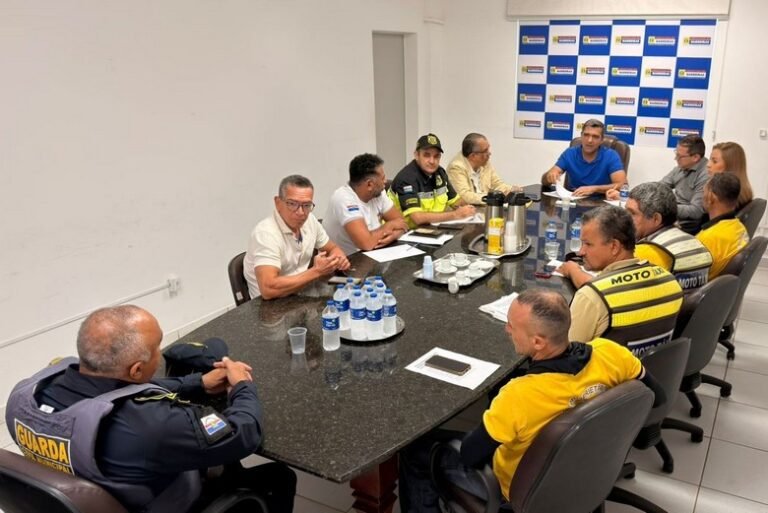 Prefeito Otoniel Teixeira dialoga com Associação de Mototaxistas sobre demandas da categoria