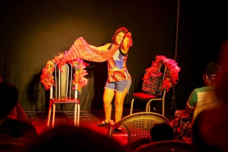 Aulas de teatro 2026 têm início em Barreiras com espetáculo que aborda a violência contra a mulher