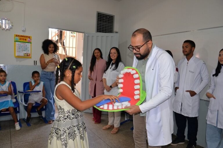 Secretaria de Saúde de Barreiras realiza atividades de saúde bucal nas escolas municipais em referência ao Dia Mundial da Saúde Bucal