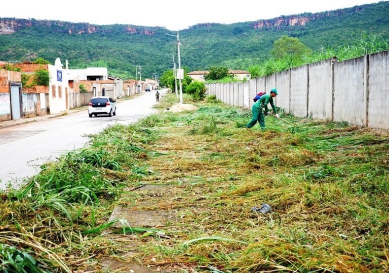 Prefeitura de Barreiras intensifica serviços de limpeza urbana após redução no volume das chuvas