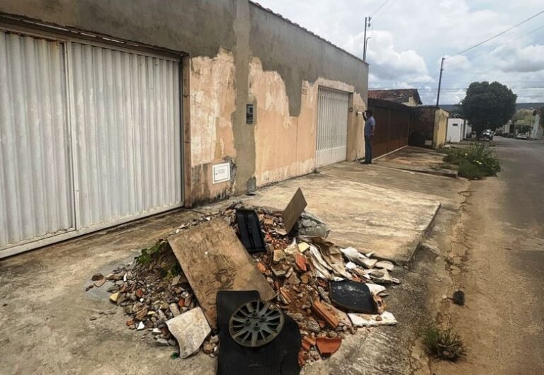 Barreiras: Infraestrutura realiza notificações por obstrução de calçadas e descarte irregular de lixo e entulhos