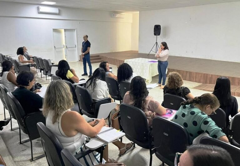 Formação de orientadores educacionais aborda estratégias de combate à evasão escolar em Barreiras