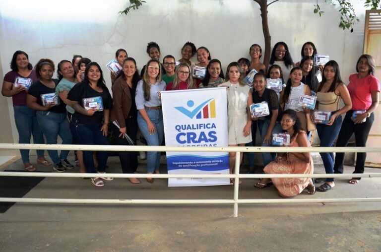 Secretaria de Assistência Social e Trabalho realiza mais uma entrega de kits de manicure para participantes do programa Qualifica CRAS Barreiras