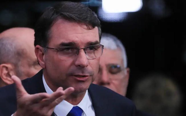 Flávio se reúne com Moraes por prisão domiciliar para Bolsonaro