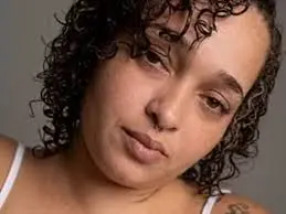 Mulher morre após receber soco de homem e bater cabeça no chão na Bahia